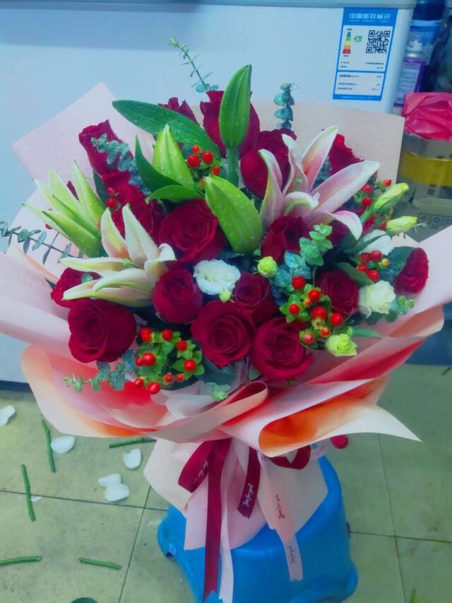 Bouquet di 19 Rose Rosse e 6 Gigli - Gioia Radiosa real bouquet photo
