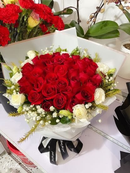 33 Rose Rosse e Garofani: Un Bouquet di Ricordi Indimenticabili real bouquet photo
