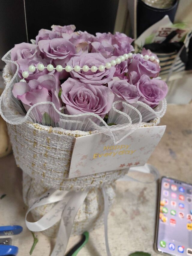 Bouquet di 19 Rose Viola: Eleganza Reale real bouquet photo
