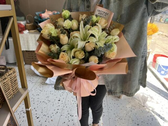 Bouquet di 19 Rose Champagne e 2 Gigli - Semplicemente il meglio real bouquet photo