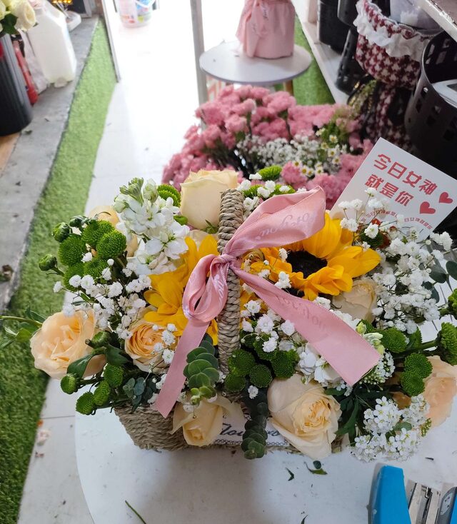 Cesto di Fiori 'Prima Impressione': 2 Girasoli e 11 Rose Champagne real bouquet photo