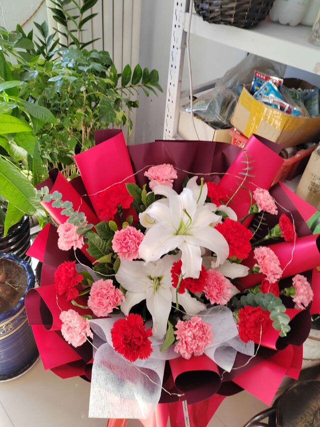 Bouquet di 19 Garofani Rossi e 2 Gigli - Auguri Sinceri real bouquet photo