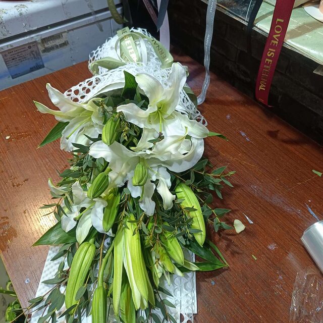 Bouquet di 19 Gigli Bianchi - Eleganza Serena real bouquet photo