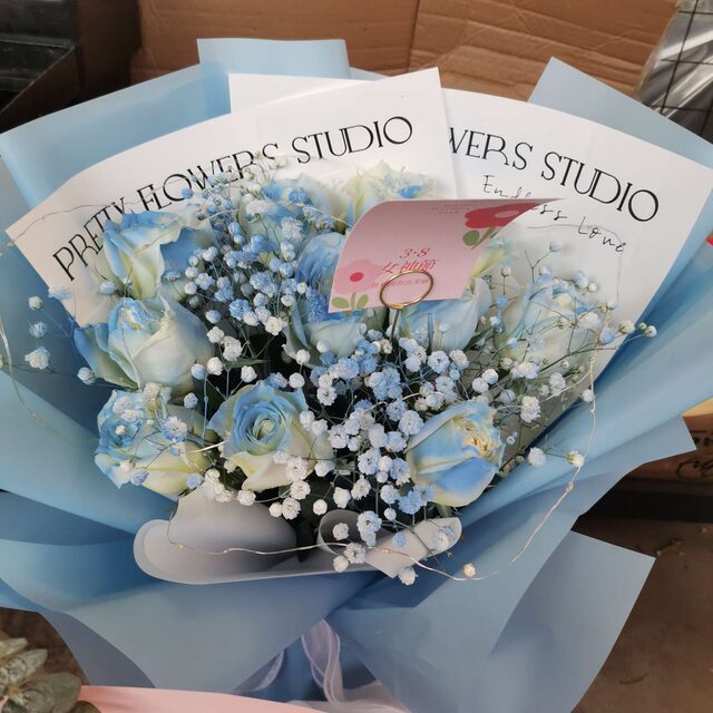 Bouquet di 11 Rose Blu Ghiaccio - Profonda Devozione real bouquet photo