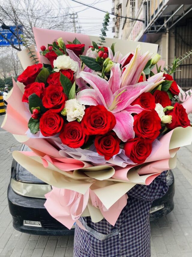 Bouquet di 19 Rose Rosse e 6 Gigli - Gioia Radiosa real bouquet photo