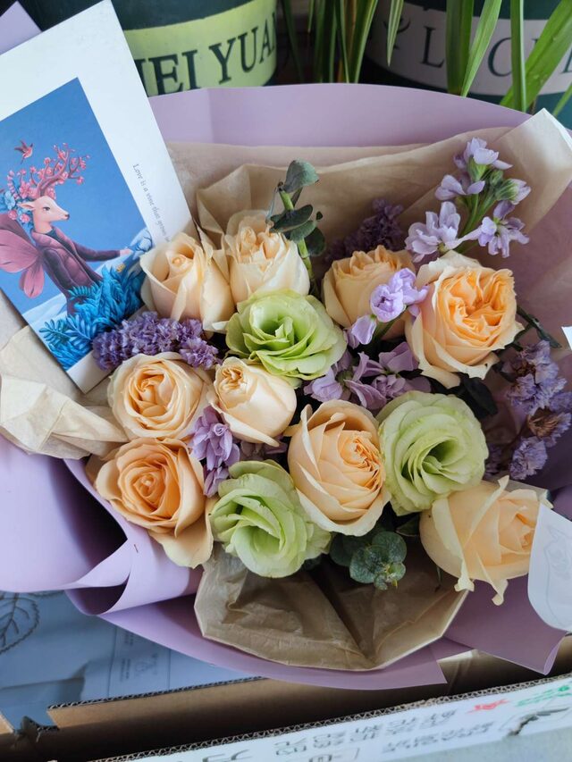 Bouquet di 9 Rose Champagne: Un Soffio di Vita real bouquet photo