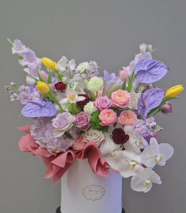 Bouquet 'Scintilla Romantica': 19 Rose Rosse e 3 Gigli real bouquet photo