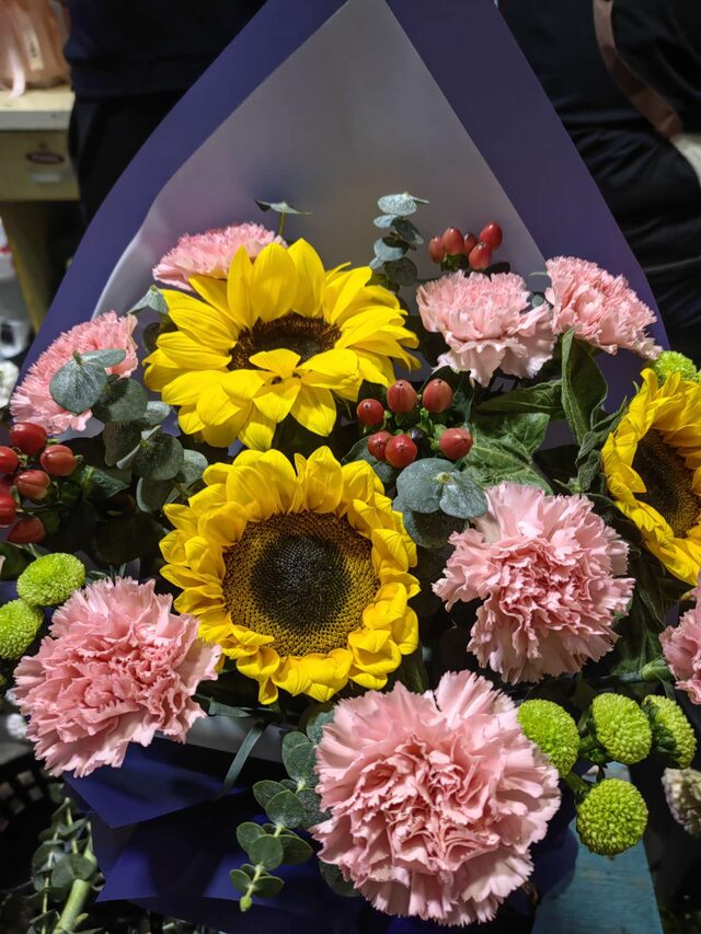 Bouquet di 3 Girasoli e 9 Garofani - Un Gesto d'Affetto Sincero real bouquet photo