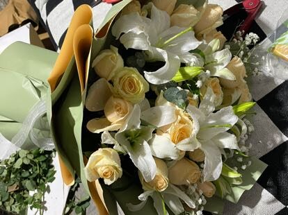 Mazzo "Dolce Incontro" con 3 Gigli Bianchi e 19 Rose Champagne real bouquet photo