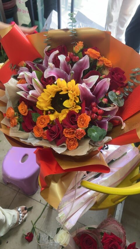 Esplosione di Gioia: Mazzo da 14 Steli con Rose, Gigli e Girasoli real bouquet photo