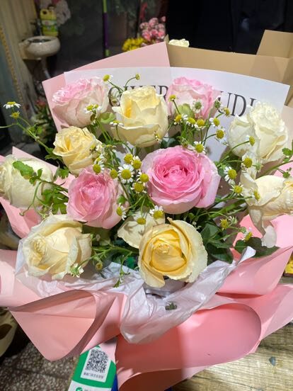 Bouquet 12 Rose Champagne & Rosa – Dolce Romanticismo real bouquet photo