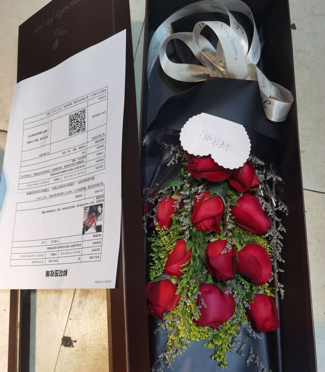 Cofanetto Regalo 11 Rose Rosse - Un Ricordo Romantico real bouquet photo