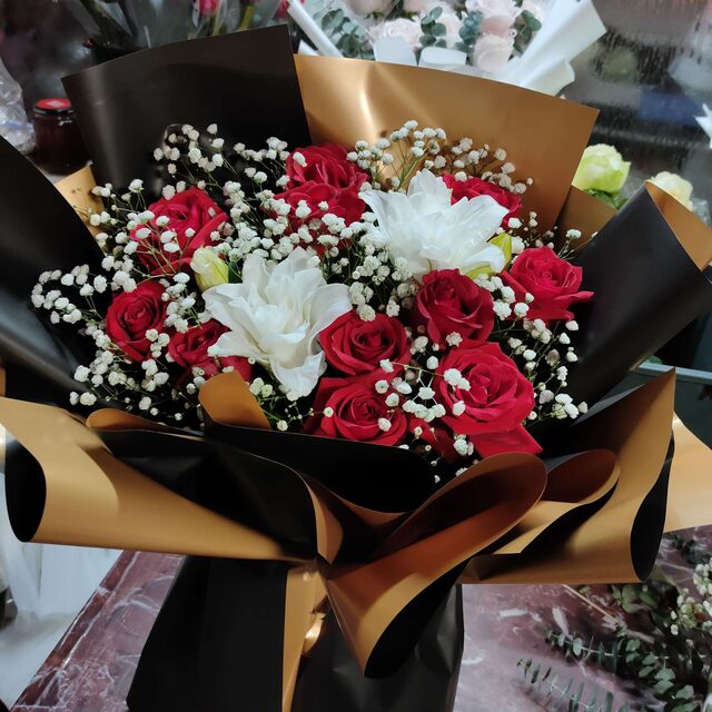 Bouquet di 11 Rose Rosse e 2 Gigli Bianchi - Portafortuna real bouquet photo