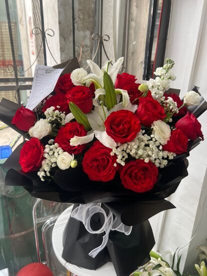 Bouquet Mattinata Soleggiata: 25 Steli di Rose, Garofani e Gigli real bouquet photo