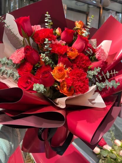 Bouquet di 19 Steli: Rose Rosse e Garofani – Amore Eterno real bouquet photo