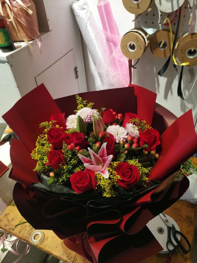 Bouquet di 11 Rose Rosse e 2 Gigli - Grazia Serena real bouquet photo