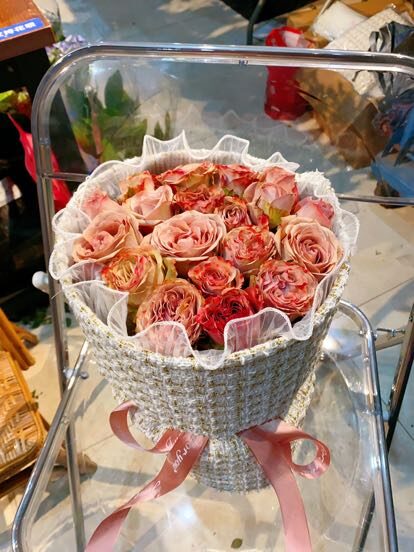 Mazzo di 19 Rose Cappuccino: L'Essenza dei Ricordi Caldi real bouquet photo
