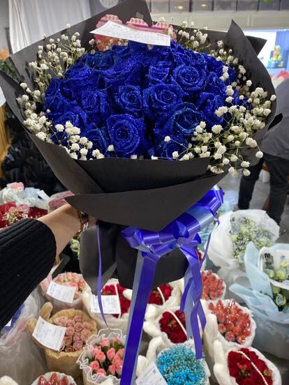 Bouquet 33 Rose Blu - Incontro Incantato real bouquet photo