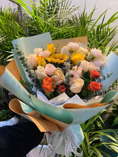 Bouquet "Momento Splendido": Girasole e Rose Champagne real bouquet photo