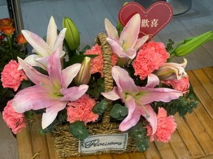 Cesto 'Pink Bliss': 16 Gigli Rosa e 8 Garofani real bouquet photo