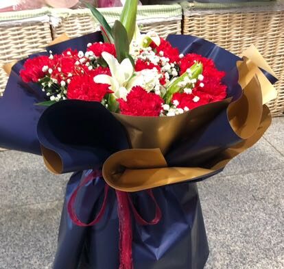 Bouquet di 19 Garofani Rossi e 5 Gigli Bianchi - Eleganza Senza Tempo real bouquet photo