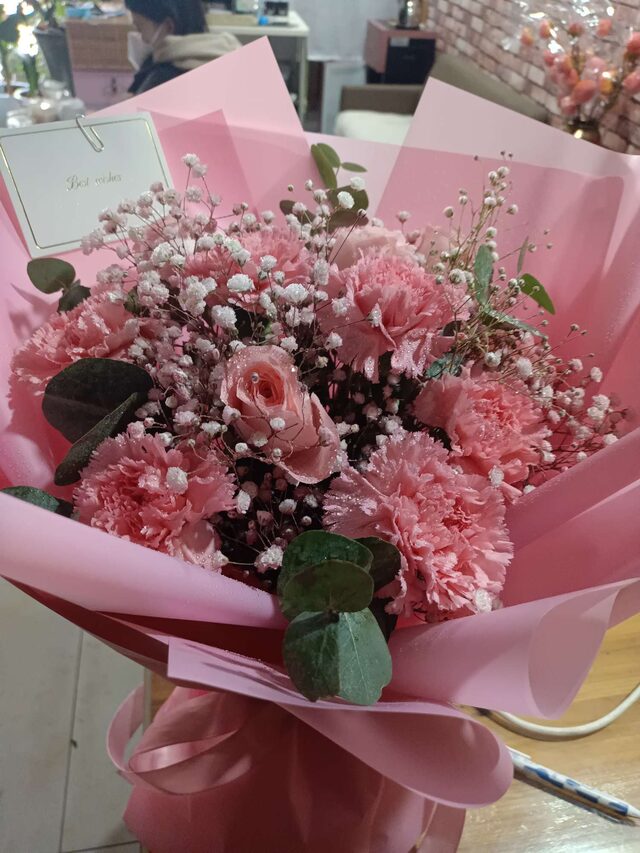 Bouquet di 7 Garofani e 6 Rose Rosa - Serenata al Chiaro di Luna real bouquet photo