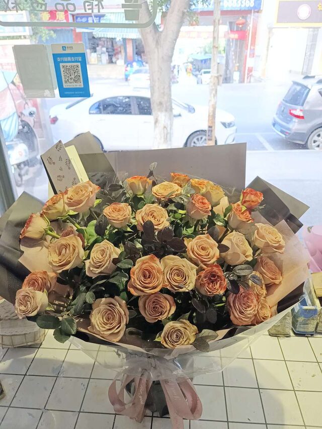 Bouquet da 33 Rose Cappuccino: Fascino Romantico real bouquet photo
