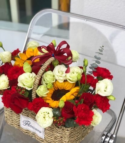 Cesto Primavera Eterna: 2 Girasoli, 23 Rose e Garofani real bouquet photo