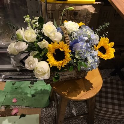 Cesto Fiorito: Ortensie, Rose e Girasoli - Radiosità Naturale real bouquet photo
