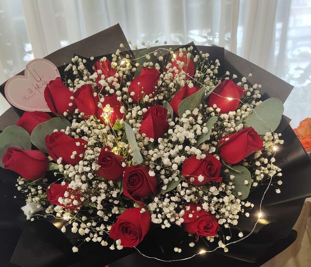 19 Rose Rosse: L'Incanto di un Incontro Romantico real bouquet photo