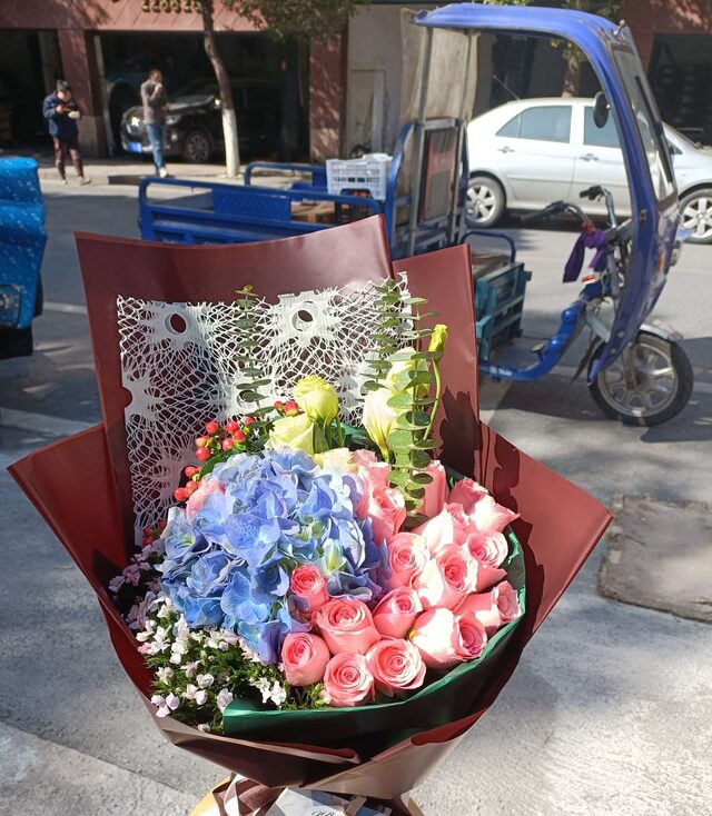 19 Rose Rosa e Ortensia Blu: Legame Armonioso real bouquet photo