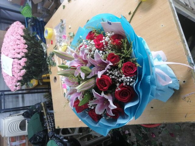 Bouquet con 16 Rose Rosse e 3 Gigli - Gioia Vibrante real bouquet photo