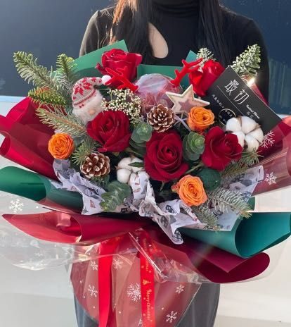 Bouquet di 19 Garofani Rossi e 5 Gigli Bianchi - Eleganza Senza Tempo real bouquet photo