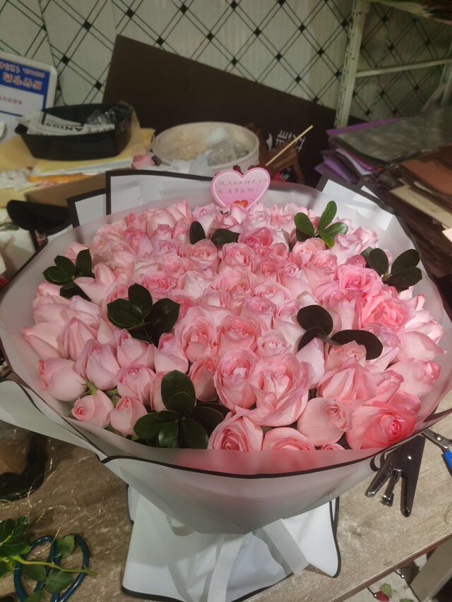 Bouquet di 99 Rose Rosa: Gioia senza Fine real bouquet photo