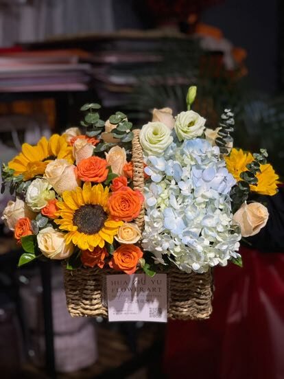 Cesto "Giardino Incantato": 1 Ortensia, 3 Girasoli e 11 Rose real bouquet photo
