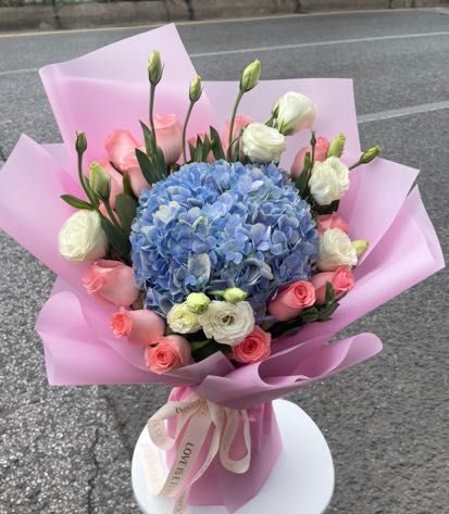 Armonia Floreale: Bouquet con 19 Rose Awakening e Ortensia Blu real bouquet photo