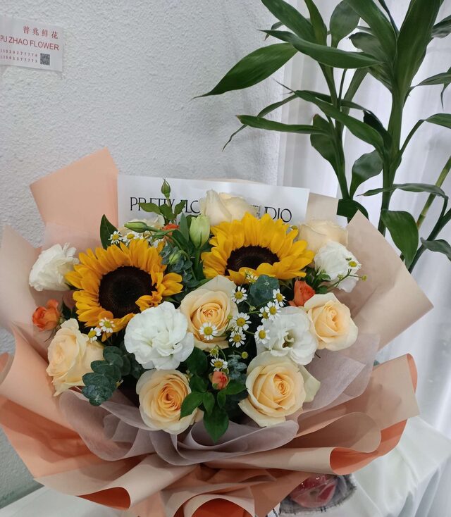Bouquet Girasoli e Rose Champagne - Legame Dorato real bouquet photo