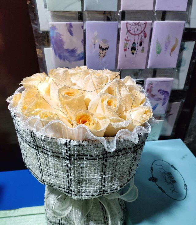 Mazzo di 19 Rose Cappuccino: L'Essenza dei Ricordi Caldi real bouquet photo