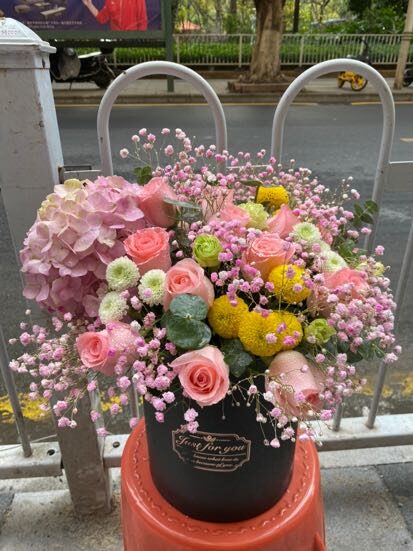 Eleganza Senza Tempo: Secchiello Coccole con Ortensia e Rose real bouquet photo