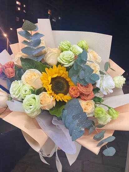 Bouquet 1 Girasole e 9 Rose Champagne - Ore Dorate real bouquet photo