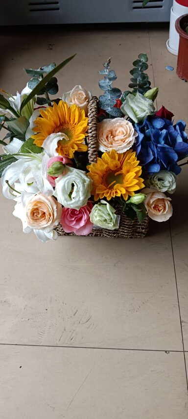 Cesto di Fiori Misti: Eleganza Senza Tempo real bouquet photo