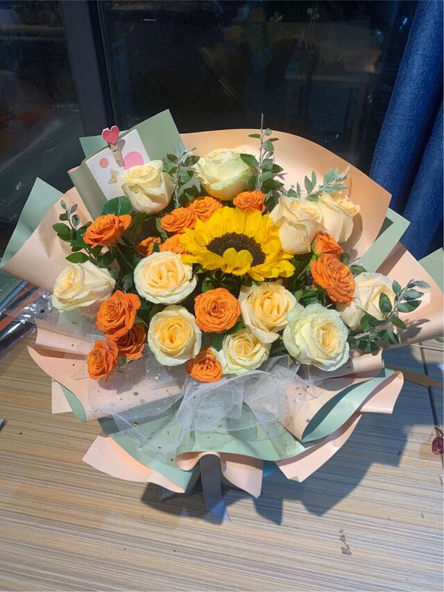 Bouquet "Momento Splendido": Girasole e Rose Champagne real bouquet photo