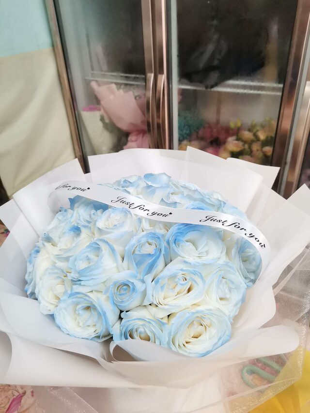 Bouquet 33 Rose Blu Ghiaccio - Notte Stellata real bouquet photo