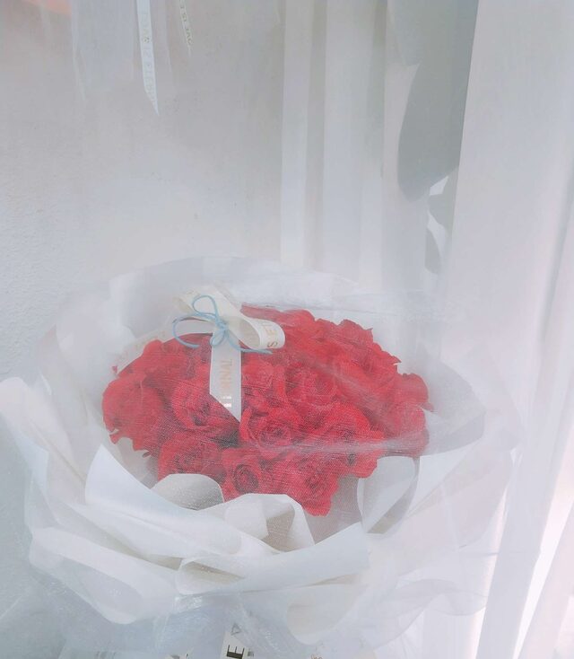 Bouquet di 52 Rose Rosse: L'Essenza del Vero Amore real bouquet photo