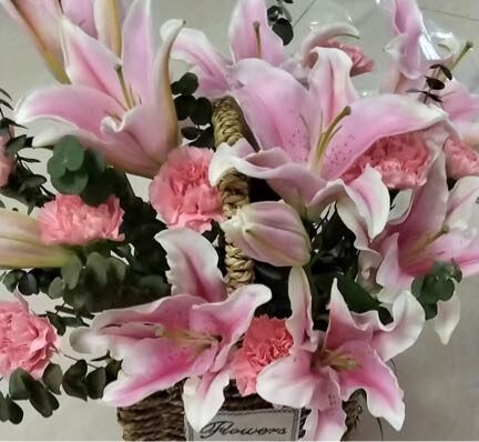 Cesto 'Pink Bliss': 16 Gigli Rosa e 8 Garofani real bouquet photo
