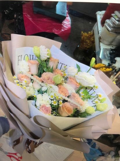 Cesto di Fiori 'Prima Impressione': 2 Girasoli e 11 Rose Champagne real bouquet photo
