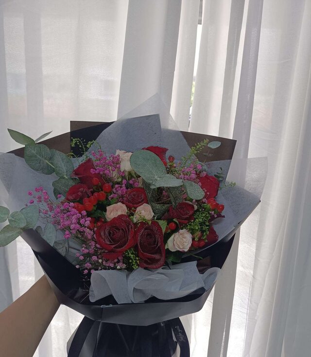 Bouquet di 11 Rose Rosse - Un Romantico Classico real bouquet photo