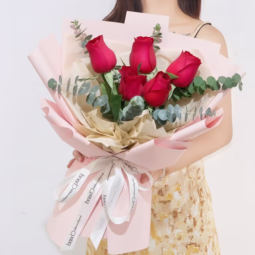 Custom flower arrangement for China delivery: Help me change the black packaging to pink packaging